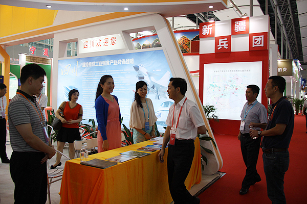 张国斌副主任视察中博会四川特装馆